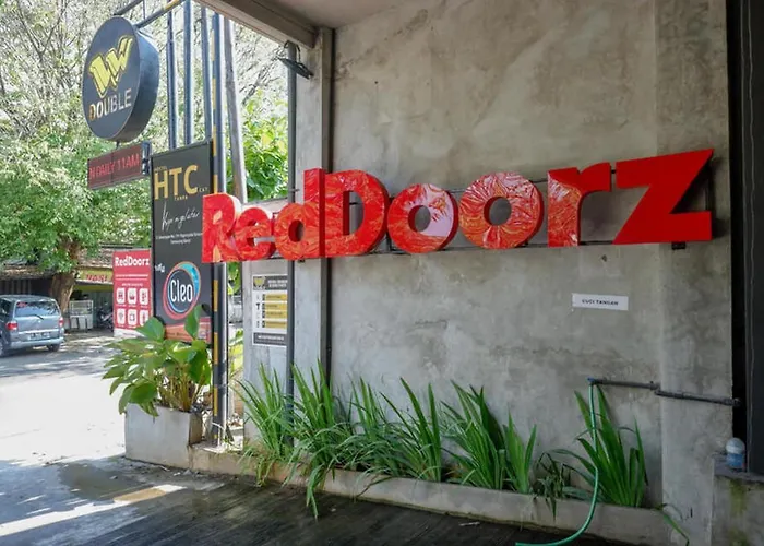 RedDoorz Plus near Kawasan Sam Poo Kong Semarang