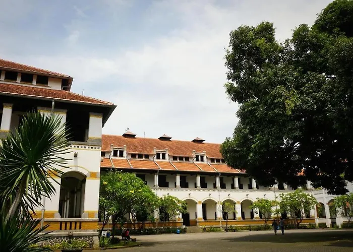 Capital O 3971 Griya Loka Syariah 1 Sampangan Hotel Semarang